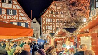 Ambiente und Angebot sind Attraktionen auf dem Weihnachtsmarkt in Ladenburg, der Besucherinnen und Besucher noch an allen weiteren Adventswochenenden jeweils ab Freitagabend zum Bummeln einlädt.