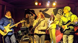 Die junge Formation Still Searching hat auf dem Weihnachtsmarkt in Ladenburg Rock- und Popsongs gecovert.