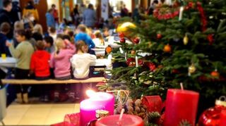 Mit Entzünden der ersten Kirche auf dem Adventskranz beginnt auch die Kinder-Vesperkirche.