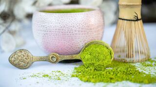 Matcha als Tee genossen soll geistig fit halten – was das Getränk in Verbindung mit der strengen japanischen Zubereitungszeremonie reizvoll macht.