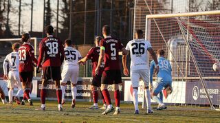 Alem Japaur (links) bejubelt das Tor zum 3:3 für die Würzburger Kickers – der Endstand beim Spiel in Nürnberg.
