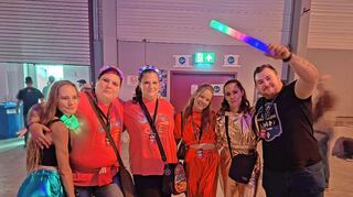 Feiern die 90er Jahre in der Mannheimer Maimarkthalle (v.l.): Scarlett, Nicole und Nicole sowie Josy, Samantha und Justin.