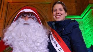 Santa Claus und Lampertheims Spargelkönigin Julia II. waren bei der Eröffnung des diesjährigen Weihnachtsmarktes am Freitag dabei.