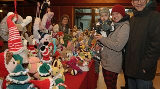 Daniela Kitzing (hinten l.) verkaufte erstmals ihre supersoften Kuscheltiere auch Chenille-Wolle in Biblis.