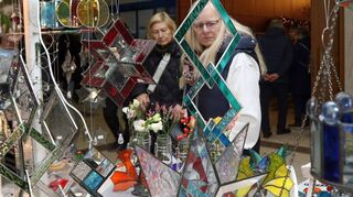 Beim Weihnachtsmarkt in Biblis gab viel zu sehen und zu kaufen. Es glitzerte und leuchtete überall.