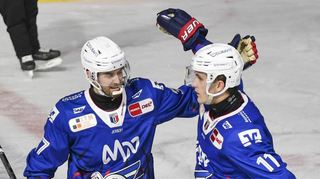 Der Debütant jubelt mit dem Torschützen: Zac Leslie (l.) beglückwünscht Kristian Reichel zu dessen erstem Treffer beim Adler-Sieg gegen München.