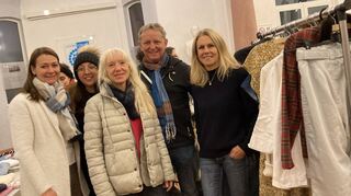 Die Mitglieder der BIG Lindenhof, hier mit Initiatorin Stefanie Münch (1. Reihe, 2. von li.) und Uwe Bruckenauer vom Vorstand (2. von re.), freut sich über den Erfolg der Kleidertauschbörse.