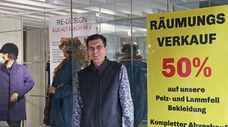 Geschäftsführer in vierter Generation: Andreas Schad vor einem der prägnanten Räumungsverkaufsplakate.