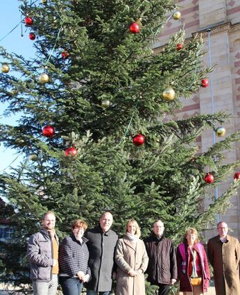 Die Baumpaten Mario Daum (v. l.), Bürgermeisterin Monika Kabs, Jürgen Siewerth, Silke Bender, Beigeordnete Irmgard Münch-Weinmann und Benedikt Eberhard.