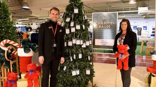 Galeria-Filialgeschäftsführer Niko Rauch und Chefdekorateurin Martina Wick mit dem Wunsch-Weihnachtsbaum.