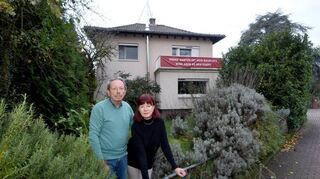 Ihr Garten hinterm Haus in Edingen ist kein Bauplatz, kritisieren Claudia und Herbert Hörner. Jetzt korrigiert der Gutachterausschuss die Werte.