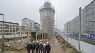 Auf der Wasserturm-Baustelle (vl.l): Ernst Baader, Kevin Sättele, Hendrik und Lukas Rupp, Kerstin Maixner und Jürgen Odszuck.