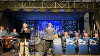 Die THW Big Band mit ihrer Sängerin Barbara Büttner beim Konzert in Viernheim.
