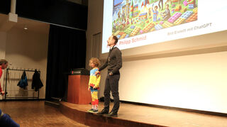 Professor Schmid erklärt den Kindern das Erfolgsgeheimnis der Lego-Bausteine.