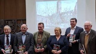 Im Ratssaal der Stadt Schriesheim Vorstellung des Schriesheimer Jahrbuches mit den Autoren Professor Joachim Maier (v. l.), Stadtarchivar Dirk Hecht, Konstantin Groß, Andrea Bäuerle, Bürgermeister Christoph Oeldorf und Gerhard Merkel.