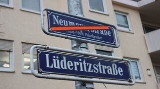 Die bisherigen Straßenschilder (unten) sind durch neue ergänzt.