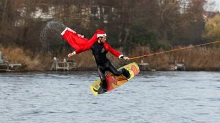 Nicht nur einen Nikolaus auf dem Wakeboard wird es am Wochenende am Rheinauer See geben. Was sonst noch los ist, verraten wir in den Veranstaltungstipps. (Symbolbild)