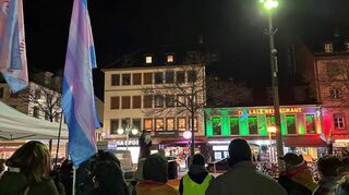 Rund 100 Menschen hatten sich zum „Trans Day of Remembrance in Mannheim“ am Marktplatz eingefunden.