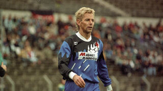 Norbert Nachtweih im Trikot des SV Waldhof beim Zweitligaspiel in Hannover in der Saison 1993/94.