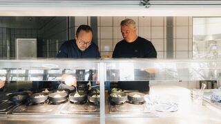 Hendrik Otto (l.) und Sven Günther (r.) richten in der ehemaligen Kantine des Verlagsgebäudes im Neuenheimer Feld einen Gang an.