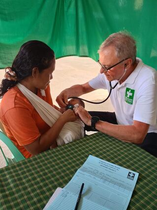 Walter Seelinger aus Lampertheim behandelt eine Patientin auf den Philippinen.