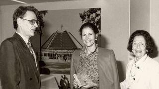 1992 empfängt der damalige Planetariumsdirektor Wolfgang Wacker die schwedische Königin Silvia und deren Mutter.