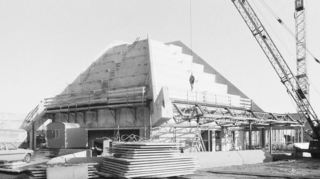 Ein Bild aus der Bauzeit. In nur 25 Monaten war die Sechseck-Stufenpyramide auf der sogenannten „Karnickelweise“ errichtet.