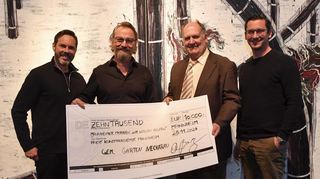 Spendenscheck überreicht: David Richardson, Künstler Dietmar Brixy, Peter W. Ragge, 2. Vorsitzender des „MM“-Hilfsvereins, und Daniel Brixy.