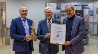 Bei der Preisverleihung (v.l.) Prof. Dr. Rudolf Irmscher, Geschäftsführer der Stadtwreke Heidelberg, Hans-Joachim Ritter, Präsident der Stiftung für Ökologie und Demokratie, sowie Aufsichtsratsvorsitzenden des Unternehmens, Pof. Dr. Würzner, Oberbürgermeister von Heidelberg.