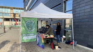 Bis 2025 soll es 15 Solaranlagen auf den Universitätsgebäuden geben. Das ist Fridays for Future Heidelberg nicht genug.