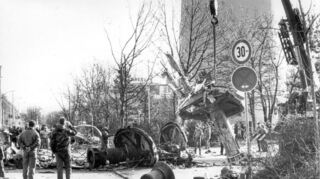 Die Hubschraubertrümmer am Fuß des Fernmeldeturms (Archivbild).