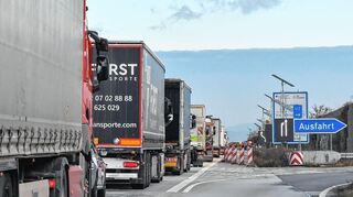 Auf der A 6 bei Mannheim-Sandhofen geht’s aktuell nur einspurig durch die Baustelle – mit entsprechenden Staus.