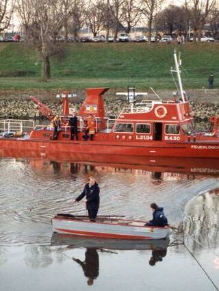 Trümmersuche am und im Neckar per Feuerlöschboot.