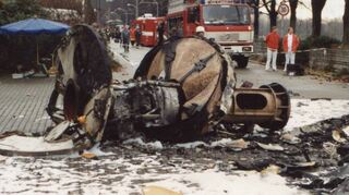 Teile der abgerissenen Antennenspitze des Fernmeldeturms, mit Löschschaum bedeckt.