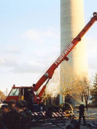 Per Feuerwehrkran werden Wrackteile emporgehoben.