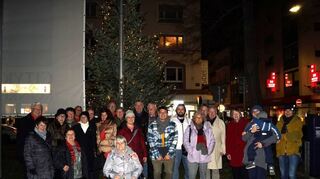Der in hellem Glanz erstrahlende Weihnachtsbaum in der östlichen Innenstadt (in der Mitte von links: Ilka Sobottke und Karim Baghlani).