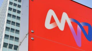 Eine Säule mit der Aufschrift „MVV“ steht vor dem Hauptgebäude des Energieversorgers in Mannheim.