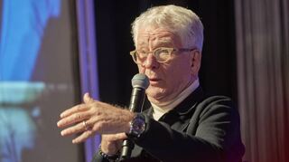 Fast 500 Besucherinnen und Besucher im Bürgerhaus erleben Sportjournalist Marcel Reif beim Kundenevent der VR Bank Ried-Überwald.