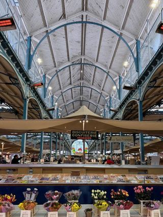 Die Markthalle in Dijon (links) ist inspiriert vom Eiffelturm und wurde von 1873 bis 1875 von Fourchambault aus Nièvre nach den Plänen des Ingenieurs Louis-Clément Weinberger gebaut. Bei „Mulot & Petitjean“ (r.) gibt es feine Lebkuchen.