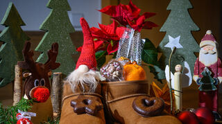 Heute bekommen Kinder an Nikolaus Süßigkeiten und kleine Geschenke in ihre Schuhe.