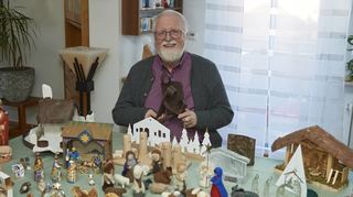 Filigran oder massiv, detailgetreu oder minimalistisch: Einige seiner Weihnachtskrippen zeigt Pfarrer Peter Kern im Gemeindezentrum St. Michael in Bürstadt.
