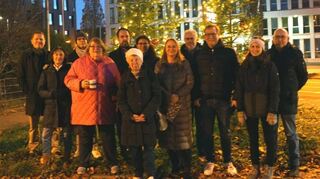 Über die Weihnachtsbaum-Illumination freuen sich die Bezirksbeirätinnen Margot Liebscher (vordere Reihe in der Mitte von links) und Birgit Davis sowie Stadtrat Holger Schmid.
