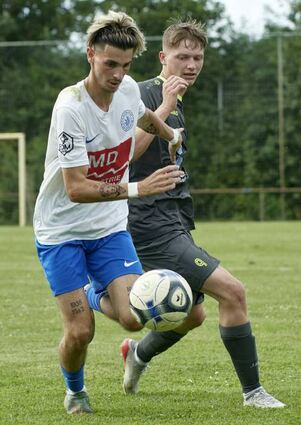 Stark am Ball: Rohrheims Nicolas Urso (l.) setzt sich hier im Zweikampf durch.