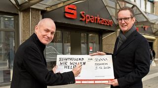 Stefan Kleiber (l.), Vorstandsvorsitzender der Sparkasse, unterschreibt den Spendenscheck für Florian Kranefuß, Vorsitzender des „MM“-Hilfsvereins.