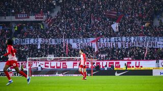 Große Teile der Fanszene – hier ein Plakat bei einem Heimspiel des SC Freiburg – stehen einer WM-Vergabe nach Saudi-Arabien kritisch gegenüber.