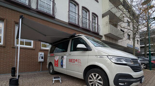 Vor dem Rathaus stand der "Hörbus", wo man sich über Implantate informieren konnte.