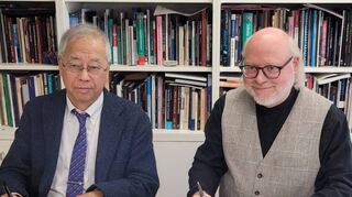Kenichi Shinoda, Generaldirektor des National Museum of Nature and Science in Tokyo (l.), und Wilfried Rosendahl unterzeichnen den Vertrag.