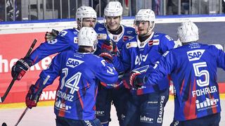 Die Adler Mannheim durften am Freitagabend gegen Straubing insgesamt dreimal jubeln.