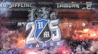 Mit viel Pyrotechnik feierten die SVW- Ultras ihren 25. Geburtstag.