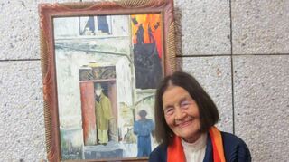 Ursula Trede-Boettcher mit einem der Gemälde ihres verstorbenen Mannes. Die Bilder werden bis 6. Januar in der Kulturkirche Epiphanias gezeigt.